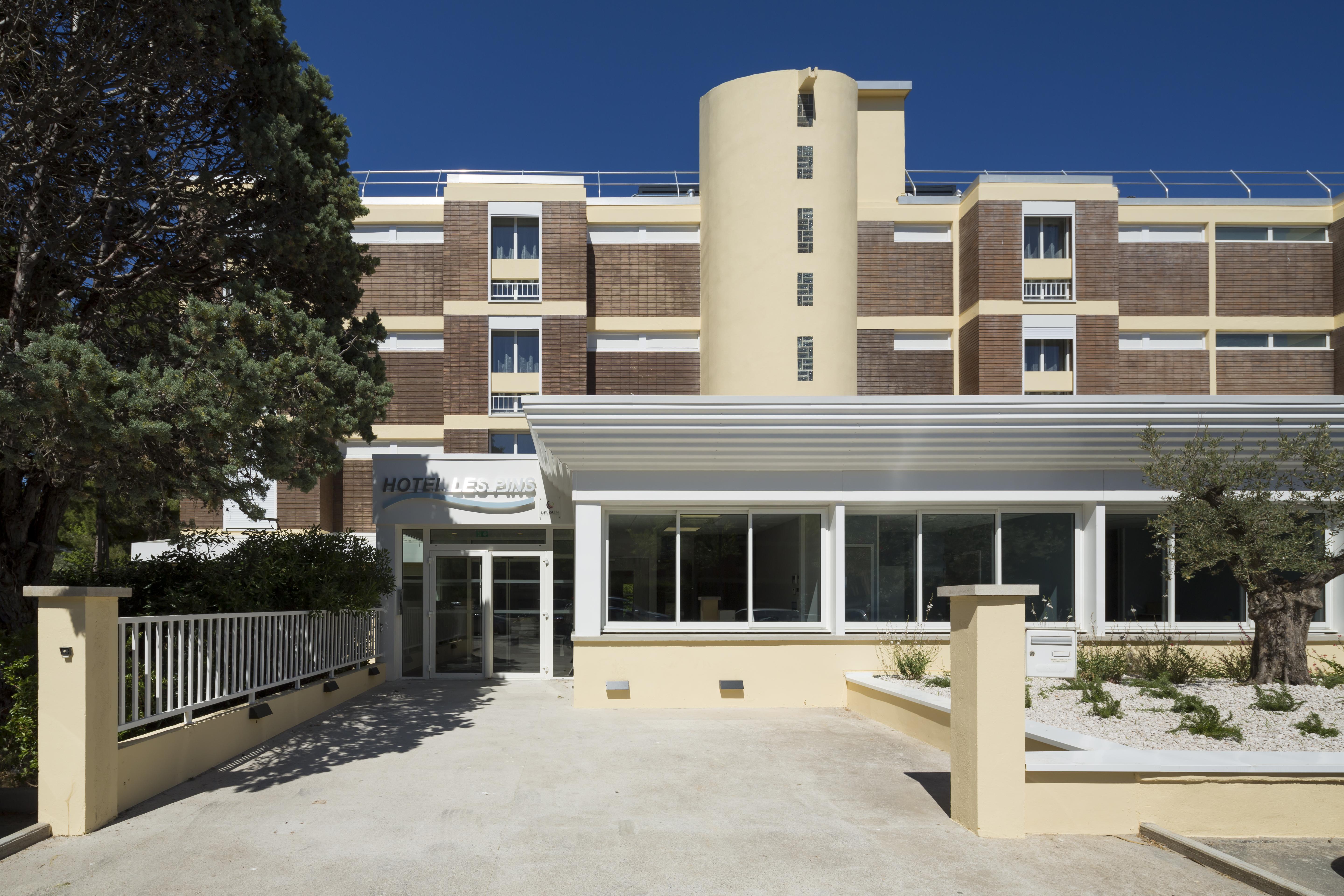 Logis Hotel Les Pins - Operalia Balaruc-les-Bains Exterior photo