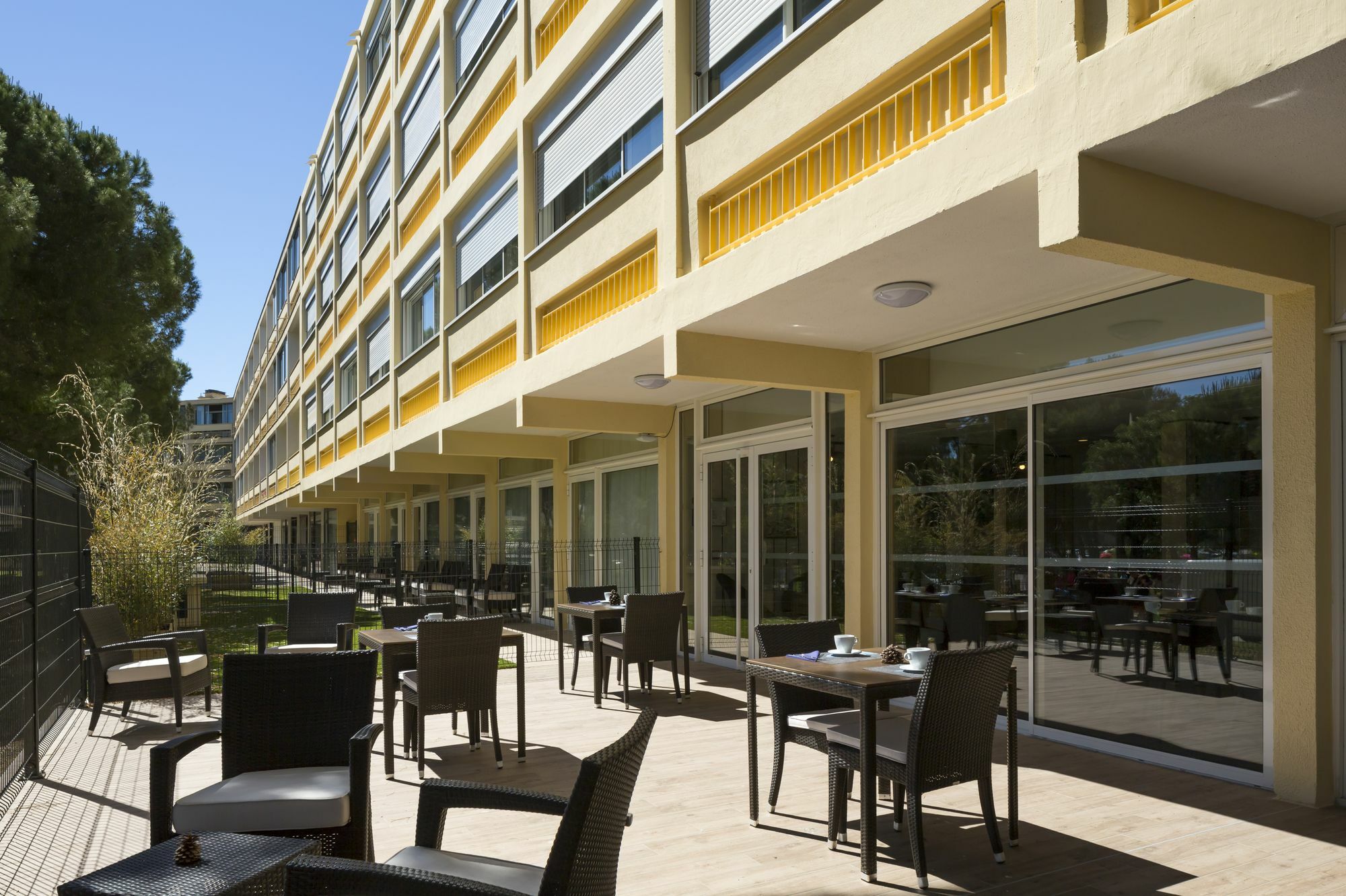 Logis Hotel Les Pins - Operalia Balaruc-les-Bains Exterior photo